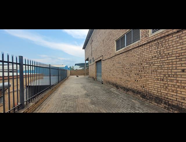 1,000M² WAREHOUSE TO LET IN RIVERSIDE PARK